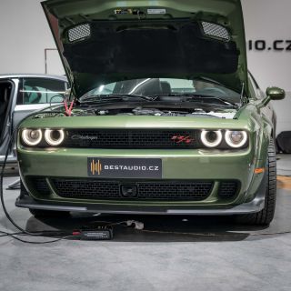 🚗💥 Dodge Challenger – americká muscle kára, která teď zní jako nikdy předtím! Původní zvuk Harman/Kardon? No, ten...